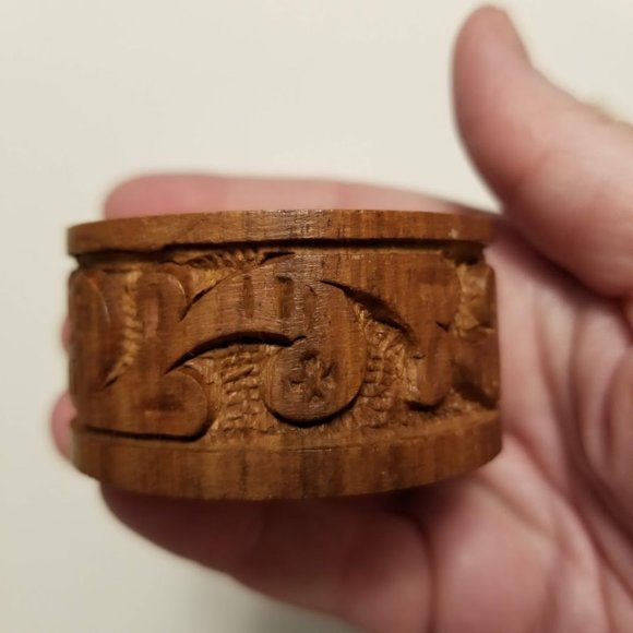 Vintage Set of 4 Carved Wooden Napkin Rings - Picture 9 of 9